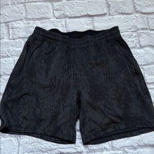 Lululemon Men’s Surged lined Black Patterned Shorts excellent